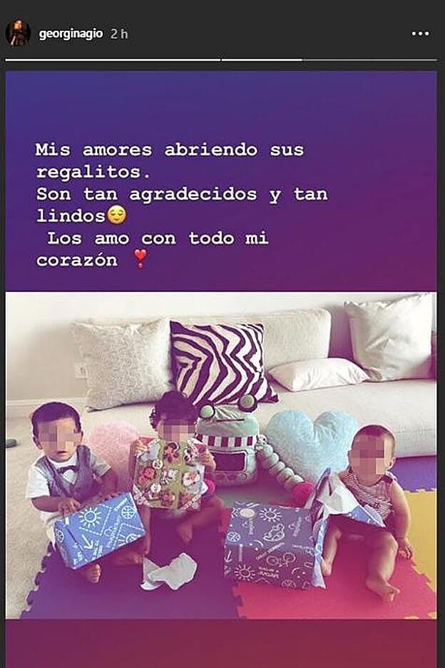 Georgina compartió una tierna fotografía a través de un 'stories' en el que aparecen sus tres bebés.
