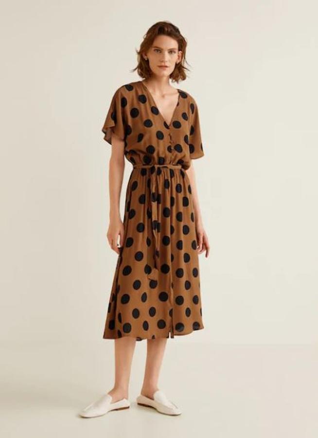 ¿Qué mejor que llevar el color de moda con el estampado de lunares? La combinación perfecta está en este vestido de Mango (39,99 €).