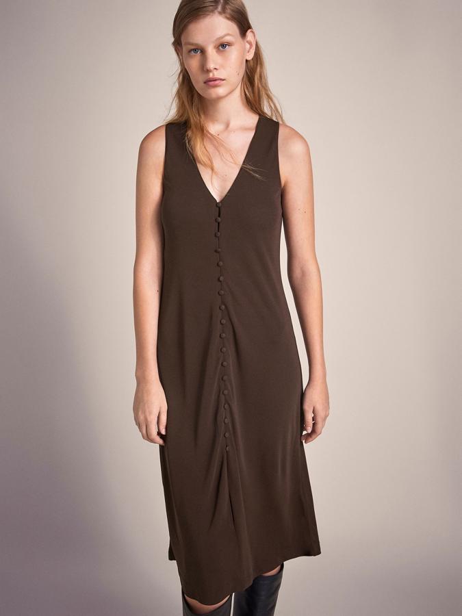 En Massimo Dutti apuestan por un vestido en punto de seda y abotonado delante (69,95 €).