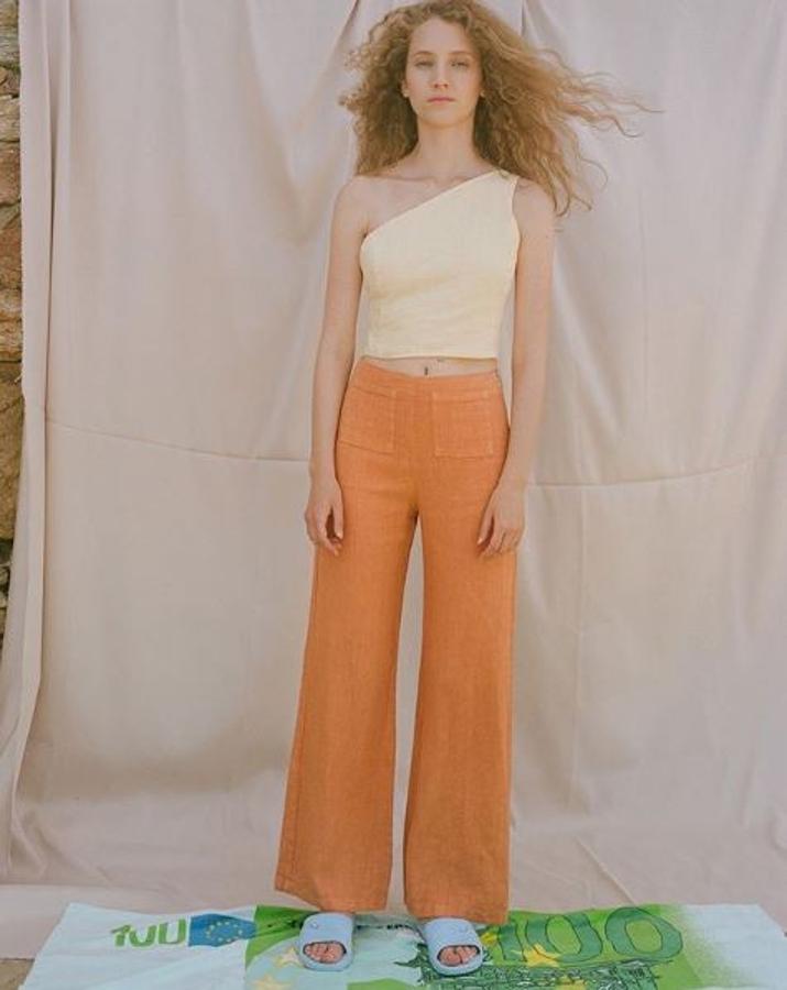 De corte minimalista, los tejidos que más usan son el lino y el crochet. En la foto, pantalón Guido y top Giulia (69 euros).