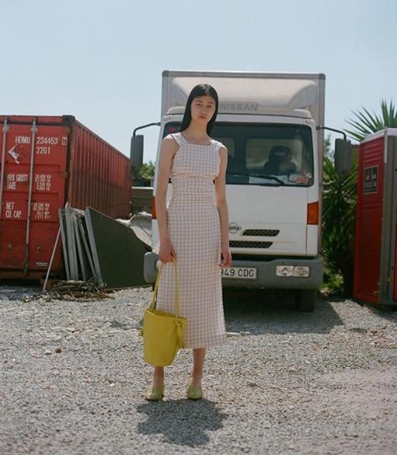 Vestido Finca (129 euros), disponible en varios colores.