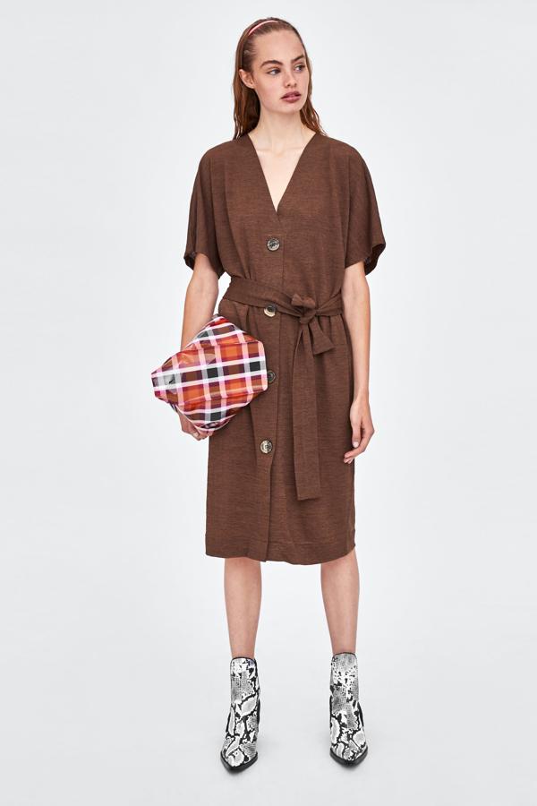 Si te van más versiones relajadas, este vestido de algodón con cinturón es tu mejor opción (22,95 €).