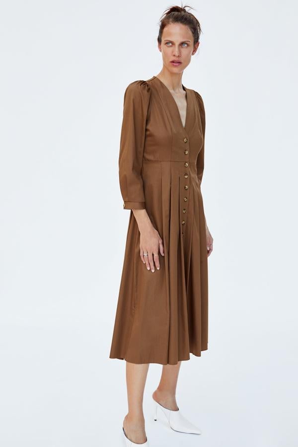En el buque insignia de Inditex han decidido que los vestidos marrones son imprescindibles. Aquí tienen otro, en este caso midi (49,95 ).