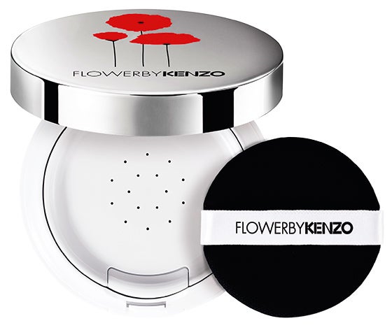 10. Perfume que no se derrame. Deseas llevarlo contigo a todas partes y despertar el punto justo de sensualidad sobre tu piel en cualquier momento del día y de la noche. Pero no quieres desastres. Un aroma en formato cushion es la solución. FlowwerbyKnezo Le Cushion de Kenzo (38,50 €)