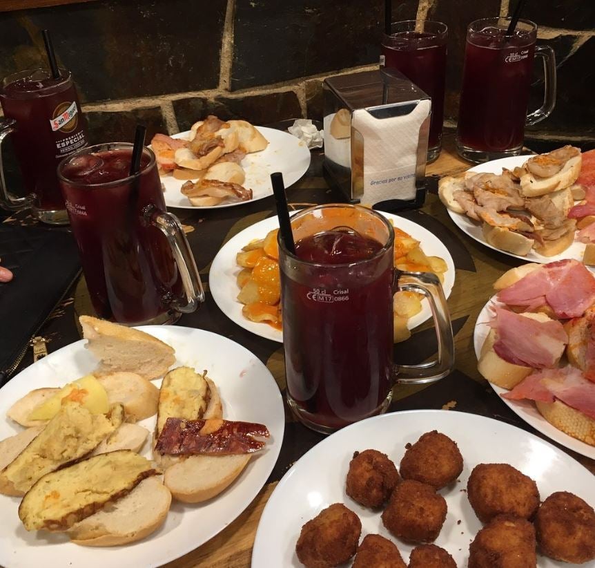 El Tigre (Calle Infantas, 30): El bar por referencia de las jarras y los amigos. EL Tigre es el sitio perfecto para calentar motores para una noche increíble en la capital, y además sales cenado seguro.