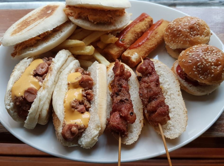 La Pequeña Graná (Calle Embajadores, 124): La Pequeña Graná es el sitio ideal para disfrutar de una buena y fresquita Alambra y elegir la tapa que más te guste. ¡Y qué tapas!