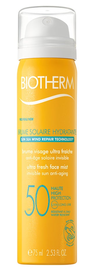 4. Fotoprotector mini en bruma. No se nos ocurre una forma más rápida y sencilla de aplicarte el solar. Su tamaño XS te permite llevarlo siempre en el bolso. Y, además de hidratante, es resistente al agua y tiene efecto reparador. Brume Solaire Hydratante SPF50 de Biotherm (25,90 €)
