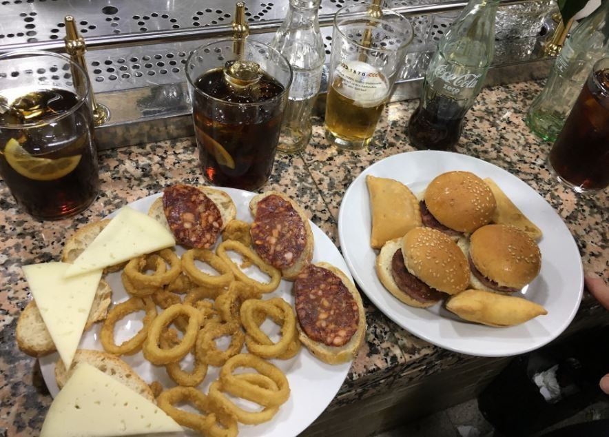 Bar Sierra (Calle Galileo, 41): El Bar Sierra es uno de los más conocidos de Argüelles, y por ende el típico bar de batalla de los universitarios. Sus cañas y tapas son una opción irrechazable.