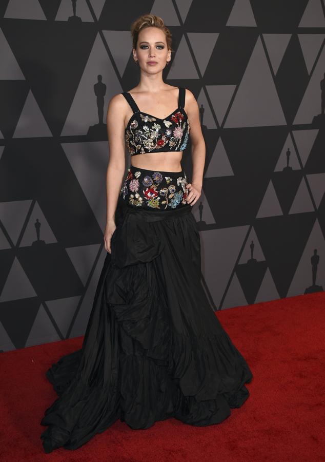 En los premios Governors Awards con un conjunto de top y falda de Alexander McQueen.