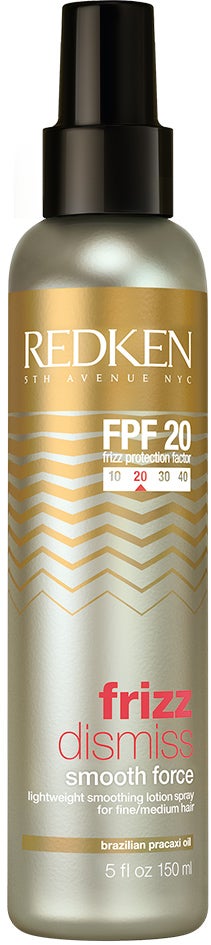 8. Un spray antiencrespamiento. Ese halo de pelillos electrizados alrededor de tu cabeza se hace mucho más visible al tercer día de playa, Y ya no hay forma de librarse de él en todas las vacaciones. A no ser que metas en la maleta un antifrizz eficiente que domestique esos mechones deshidratados. Frizz Dismiss Smooth Force FPF20 de Redken (28,70 €)