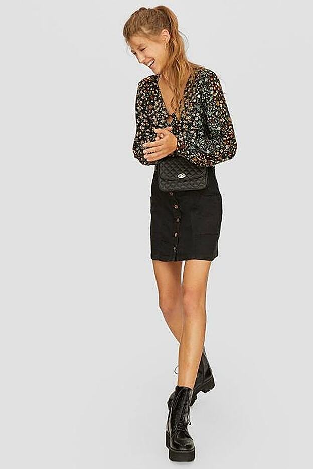 Blusa de flores con detalle de anilla, 19,99 euros.