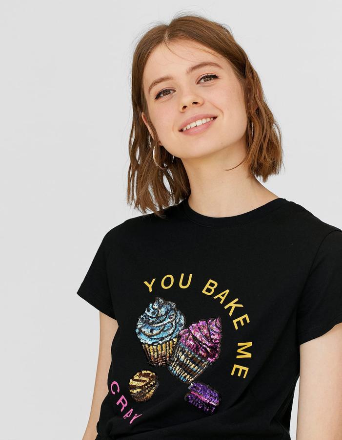 Camiseta estampada con lentejuelas, 15,99 euros.