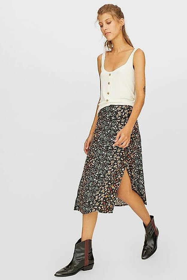 Falda midi con botones laterales, 19,99 euros.