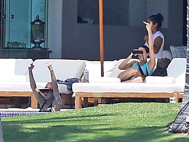 Khloé y Kendall 'haciedo una peineta' a los paparazzi que las fotografiaban.