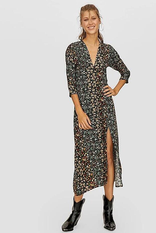 Vestido largo con estampado floral y apertura lateral, 29,99 euros.
