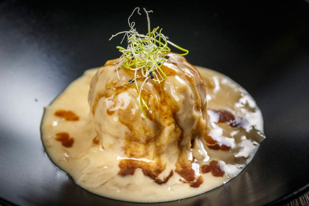 El antiguo Bar Lucero fue durante años el punto de reunión de los trabajadores del muelle de Cádiz. Ahora, décadas después, ha sabido reconvertirse en uno de los mejores locales de tapas de la ciudad. La jefa de Mujerhoy.com y gran amante del buen comer, Miriam Aguilar, nos recomienda pedir las bravas, los baos y los churros de gallo. Y nosotras le hacemos caso...