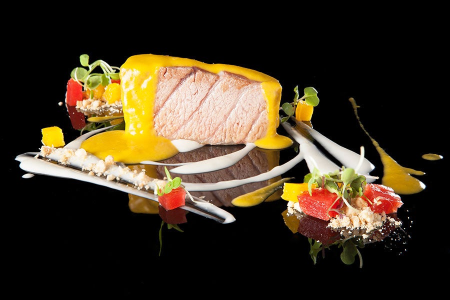 Puede que el mejor atún que vayas a probar en tu vida lo comas en El Campero (Avda. de la Constitución, local 5C, Barbate), porque "El Campero es mar, es luz, es atún, es el sabor del sur de Andalucía, y su belleza está en el paladar, en toda una historia milenaria de amor y conocimiento del atún y en la coronación del esfuerzo y el trabajo bien hecho".