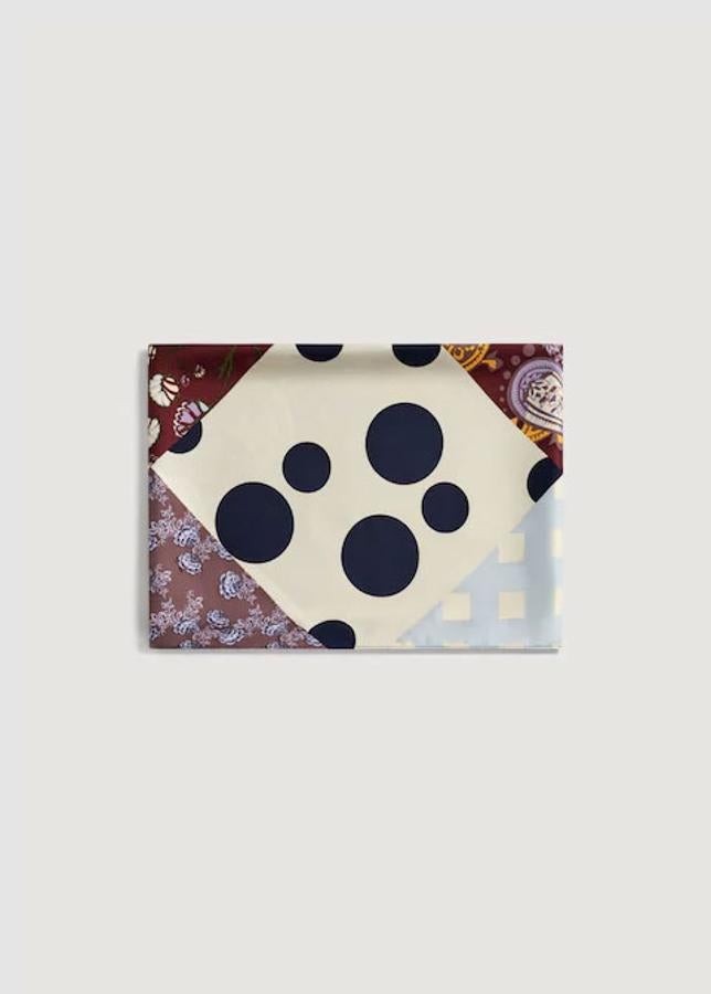 Pañuelo de estampado combinado, 9,99 euros.