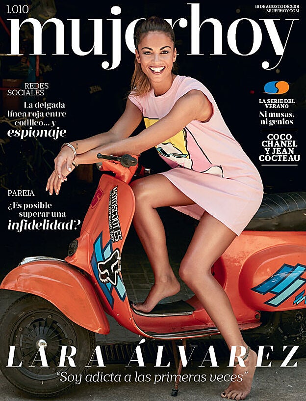 La presentadora Lara Álvarez posa con un vestido de Virghin's Mood. La foto es de Rafa Gallar y el estilismo, de Verónica Suárez.