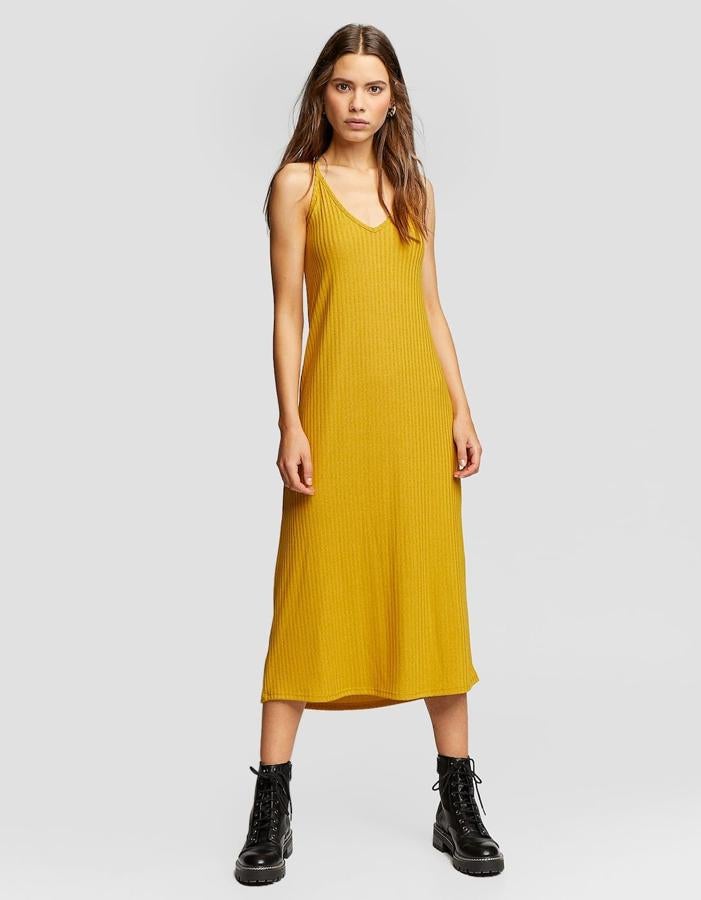 Vestido lencero de punto en color mostaza, 19,99 euros.