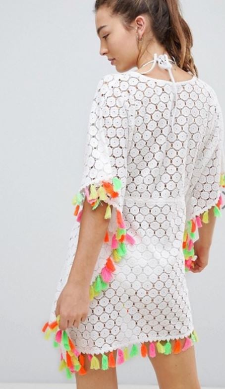 También blanco, pero con borlas multicolores y calado (de Akasa, 40,99 euros).