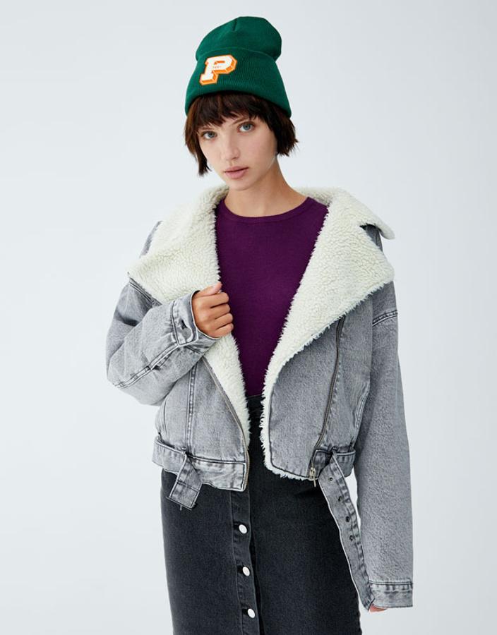 Cazadora denim cropped con borreguillo, 39,99 euros.