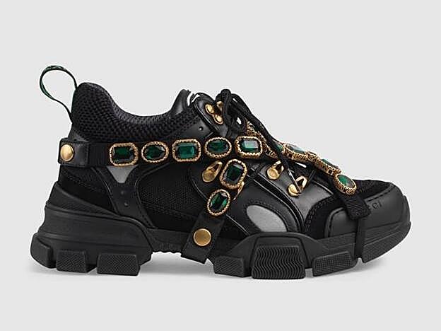 Zapatilla negra de Gucci.
