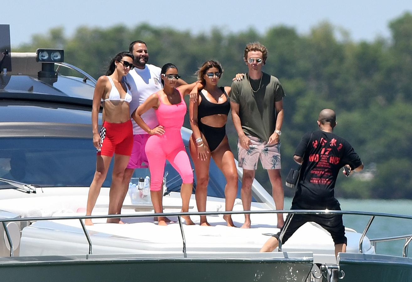 Y hablando de los colores flúor de tu colección de subrayadores, ¿qué os parece este mono fuscia de la colección 'sporty' de Chanel que se ha puesto Kim Kardashian para dar un paseíto en barco? En la foto no se ve con detalle, pero está plagado de logos con la doble C en relieve.Ay, si mademoiselle Gabrielle levantara la cabeza...