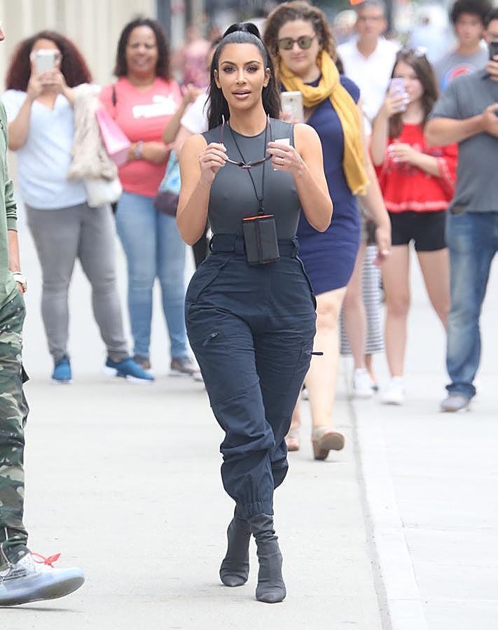 No sabemos si Kim Kardashian ha entrado a formar parte de algún cuerpo de seguridad, si se ha reconvertido en SWAT o si quiere ser la nueva protagonista de una película de acción. Si ninguna de estas opciones es correcta, no entendemos este look.