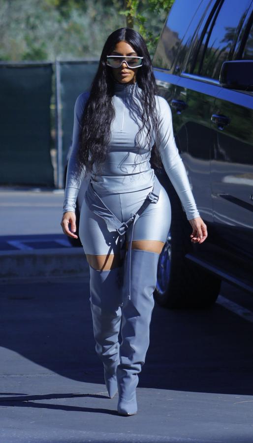 Acabamos de encontrar una explicación a todo este despropósito de estilo que venimos repasando:  Kim Kardashian vive en el futuro y no nos habíamos enterado. Y como prueba, este look de Yeezy. Sin duda, Kanye West tiene en su mujer a la mejor embajadora de su marca, aunque no sabemos bien si eso es bueno o no...