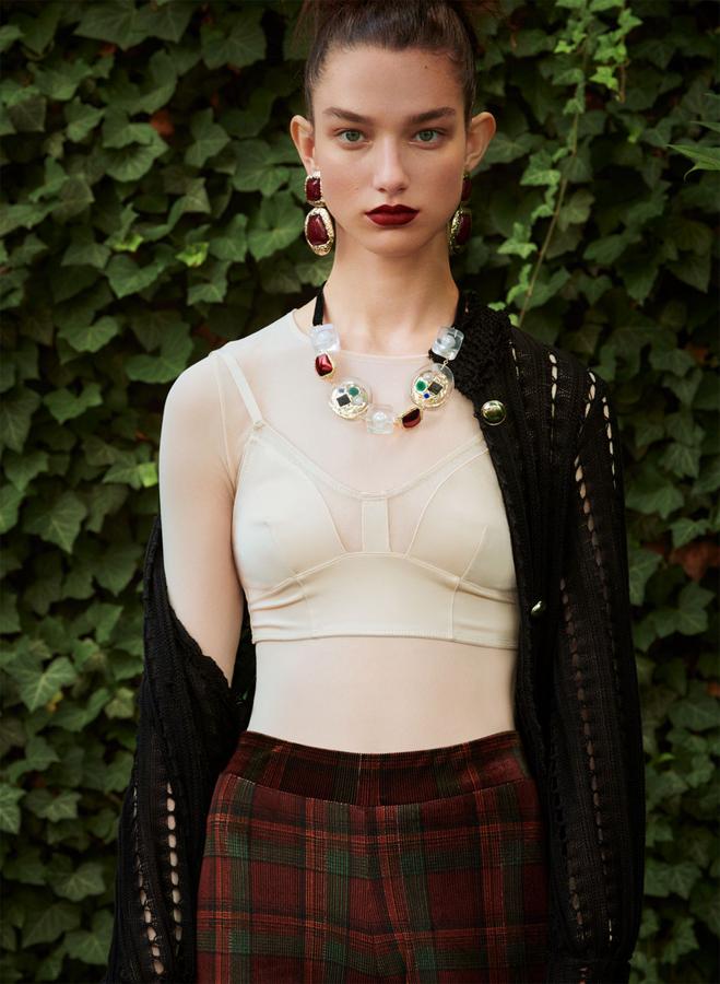 "No, mujer, es una camiseta transparente y se ve la ropa interior debajo", me dice inocente mi compañera Andrea Morales. Pero no, no os confundáis, el efecto sujetador de lactancia en color carne es parte de este top de tul con bustier, como lo definen desde Zara. ¿Quién querría pagar casi 20 euros por semejante prenda?