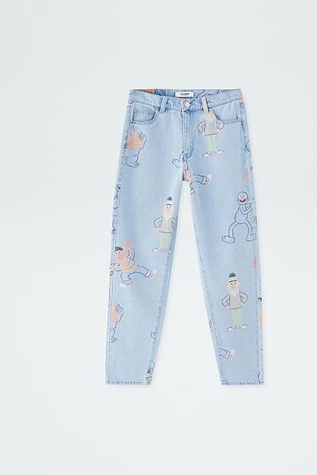 Pantalón denim con dibujos de Barrio Sésamo de Pull and Bear.
