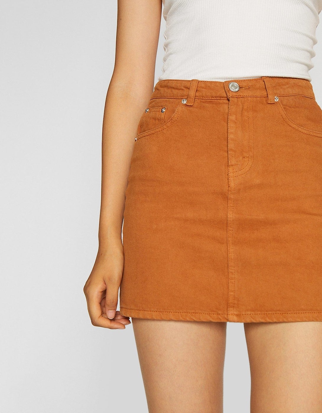 Y tener una falda denim de otro color es también algo que no debe faltar en tu armario. Esta falda de Stradivarius puede ser tuya por 17,99 euros.