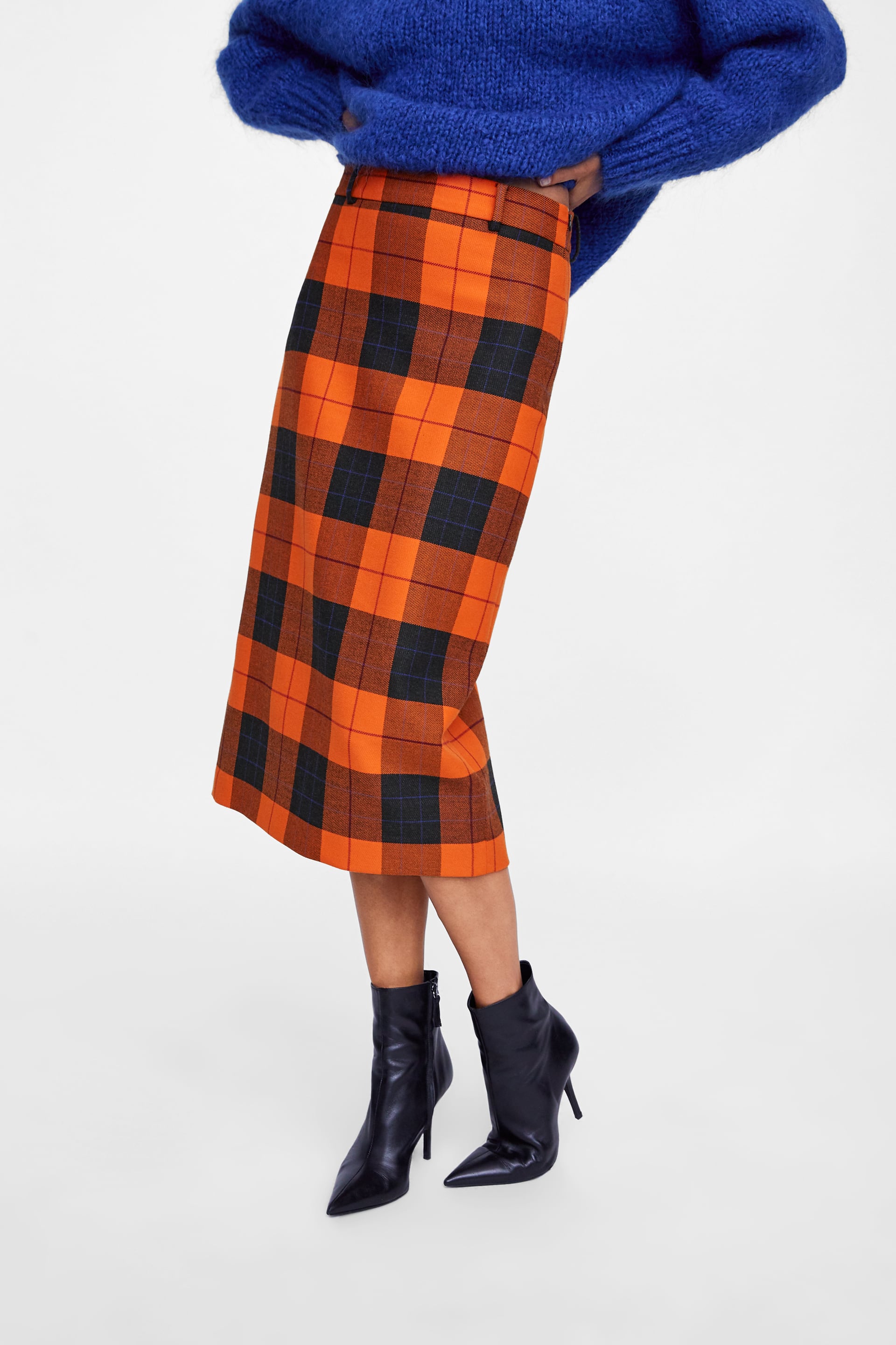 Apúntate esta falda en tu lista de la compra porque no la vas a volver a ver… ¡Es todo un éxito! 39,95 euros en Zara.