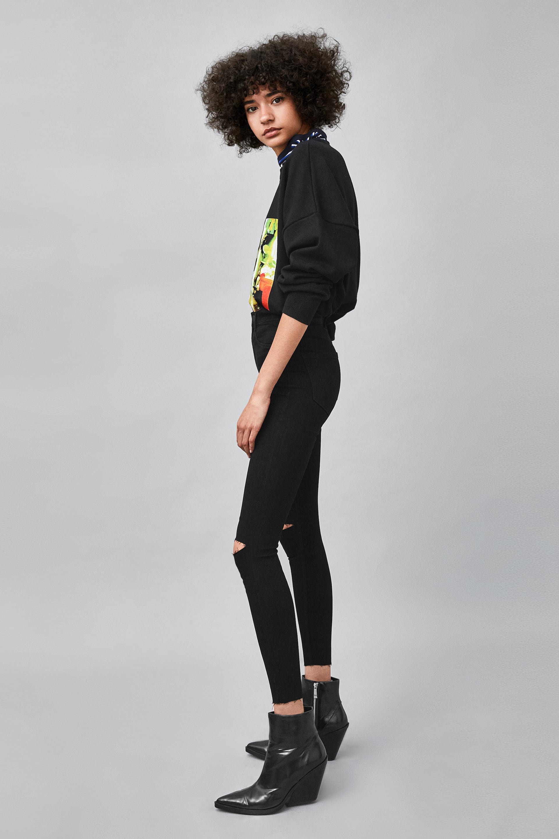 ¡No pueden faltar unos negros! Y si encima tienen roturas en las rodillas y son de tiro alto, lo tienen todo para convertirse en nuestros favoritos.15,95 euros en Zara.