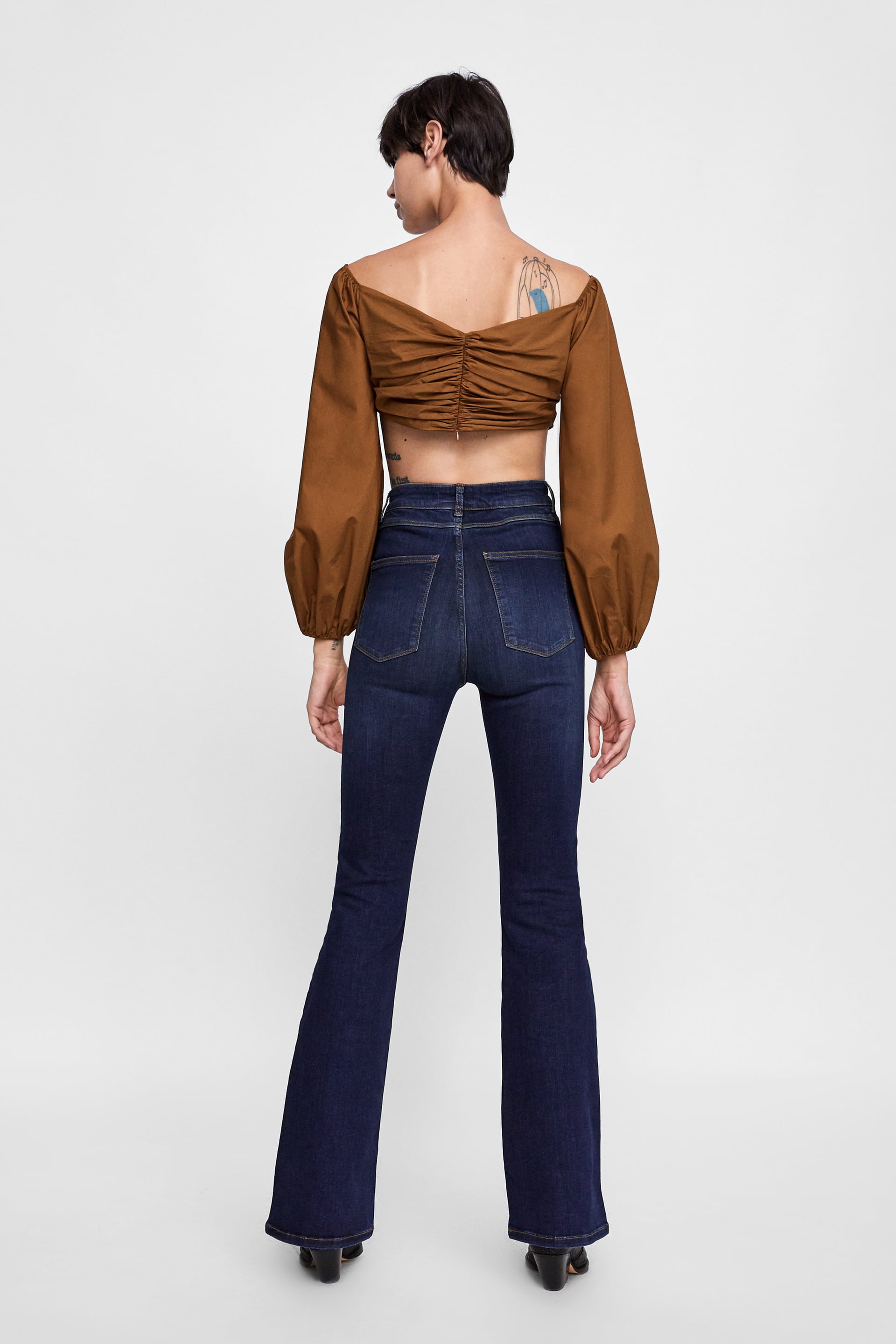 Vuelven los pantalones de campana. Y estos de talle alto nos han encantado. Pueden ser tuyos por 29,95 euros.