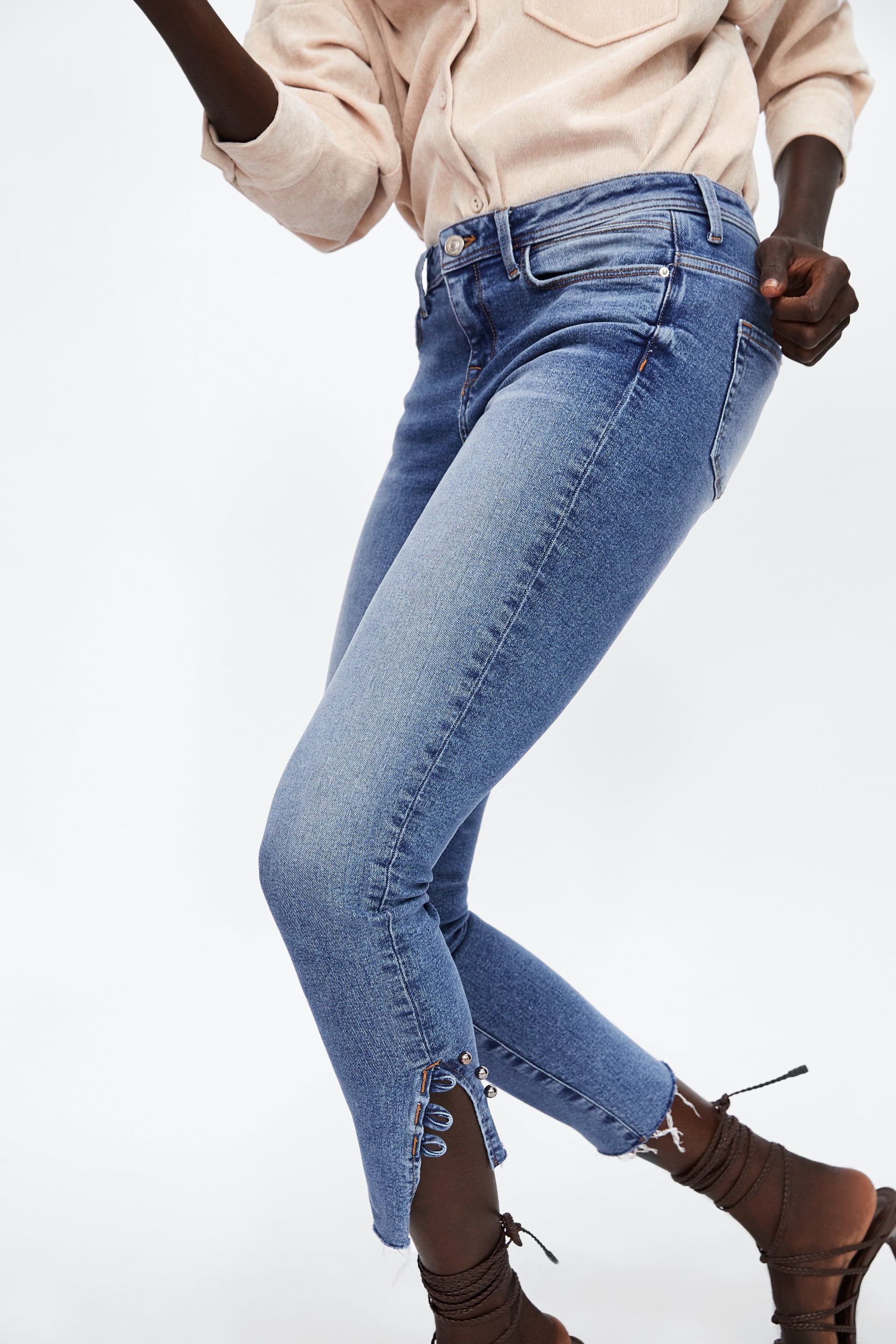 Estos jeans de Zara son de talle medio y nos encanta el detalle de ls aberturas. 29,95 euros en Zara.