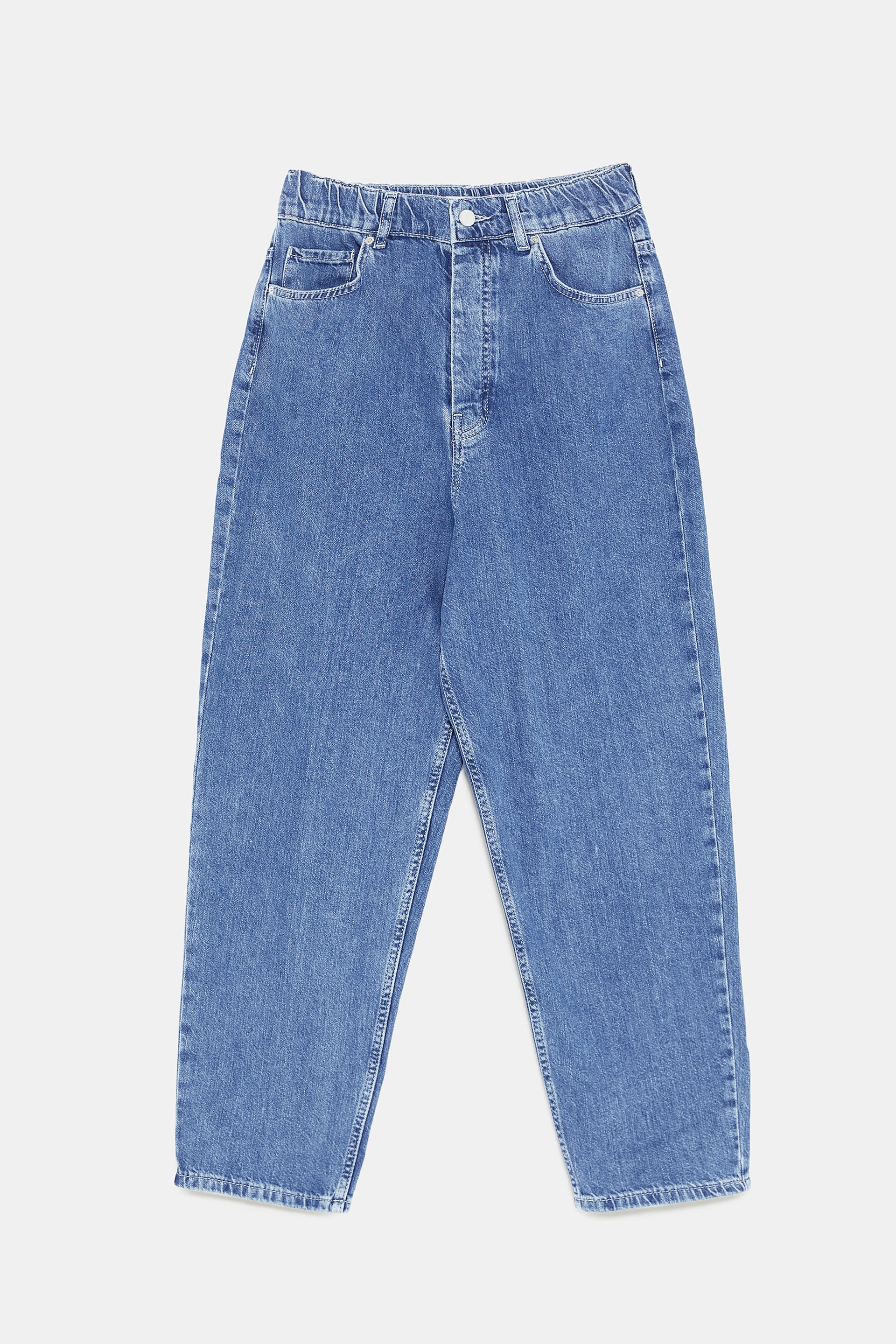 Aunque parezcan anchos, estos mom fit nos parecen increíbles. ¡Y sientan bien! Deberías darlos una oportunidad… 29,95 euros en Zara.