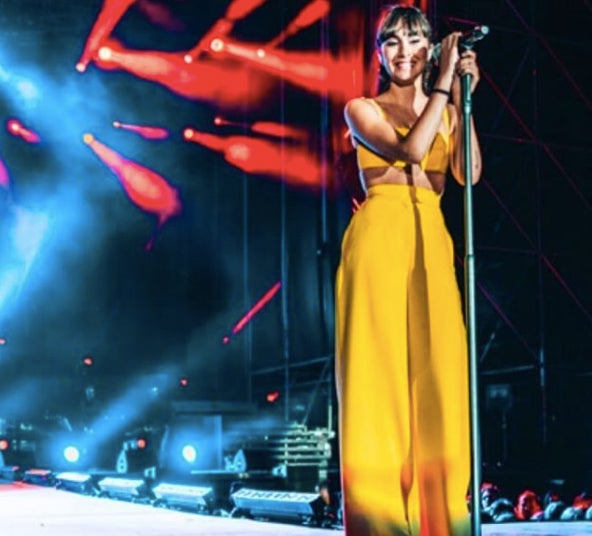 La cantante se ha dejado ver en uno de los conciertos de la gira "Operación Triunfo 2017" con este precioso pantalón palazzo amarillo. Se cuela entre nuestras favoritas.