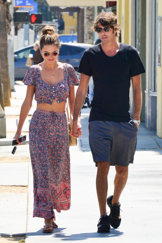 La modelo Alessandra Ambrosio no se los quita ni en invierno ni en verano. ¡Y siempre con el top a juego!