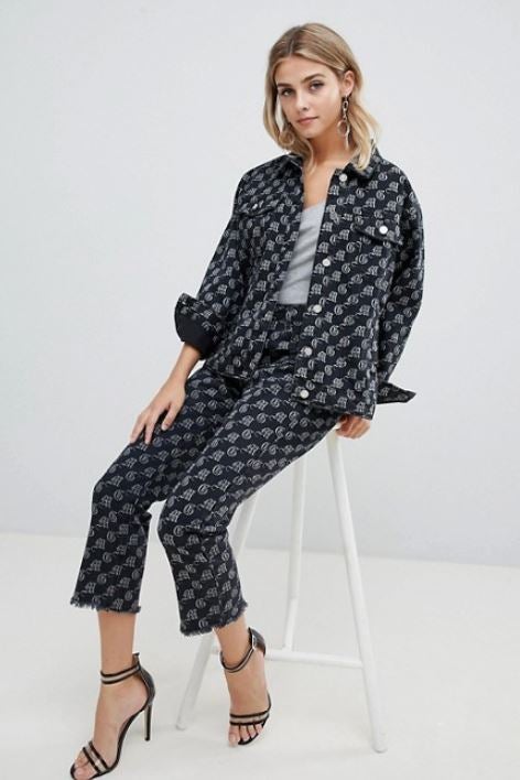 Con logos. Estilo oversize y con pantalones a juego, de Missguided (69,99 euros).