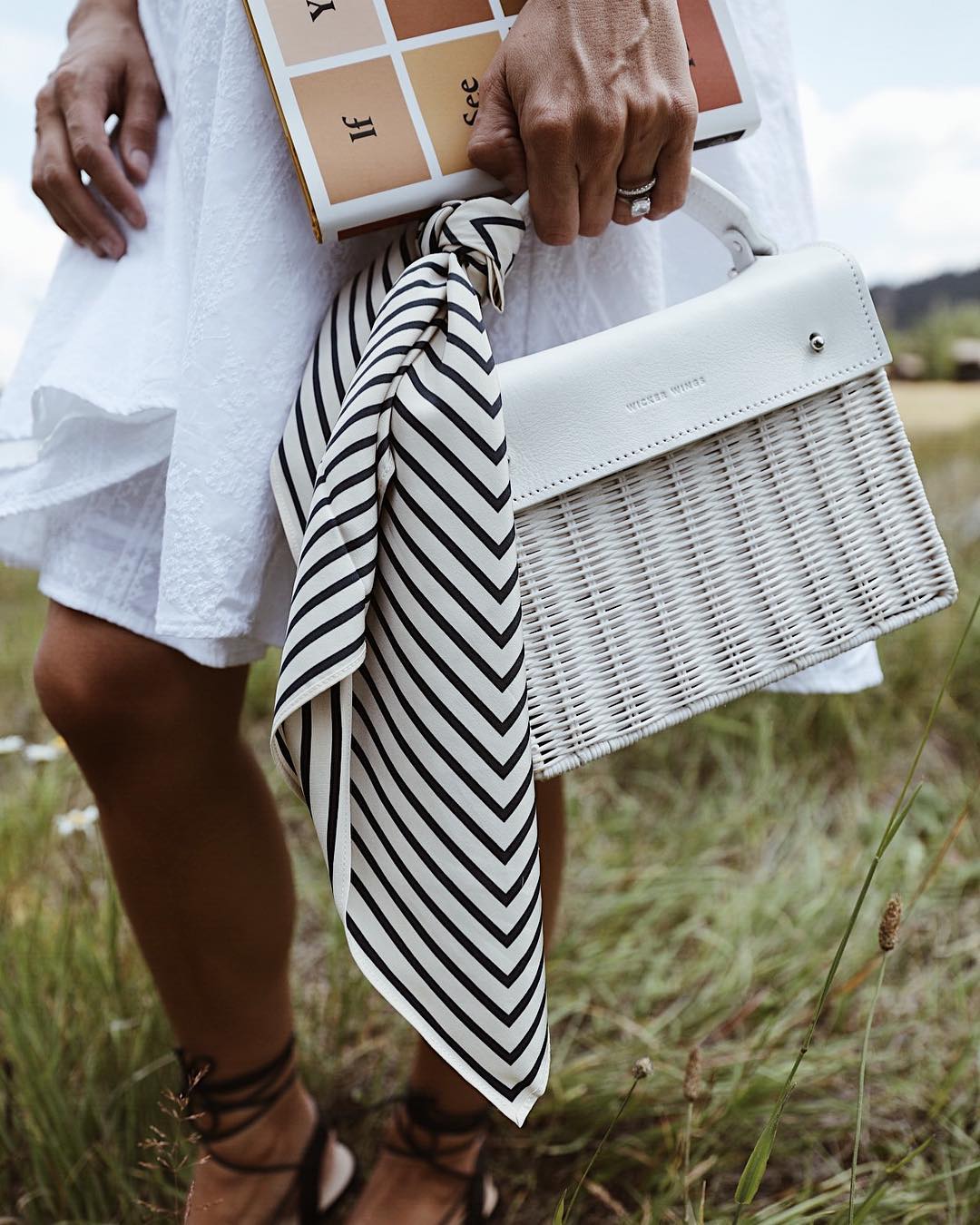 El bolso es minimalista, es chic y es fotogénico al máximo, de ahí el batallón de influencers que lo están eligiendo este verano. Por supuesto, tanta perfección en el diseño, en la calidad de los materiales y en el proceso artesanal tiene un precio: unos 360 euros. Por suerte, tenemos opciones parecidas en nuestras tiendas a precio accesible. Al menos tres:
