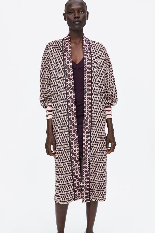 Y que, además, te servirá para dar una nota muy especial casi a cualquier look. Es de Zara y cuesta 49.95 euros.