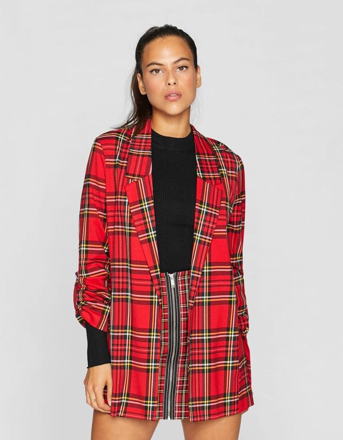 Americana fluida con estampado de cuadros, 25,99 euros.