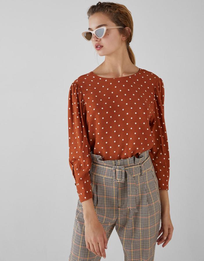Blusa en color camel, de lunares y con detalle de botones en la espalda, 15,99 euros.