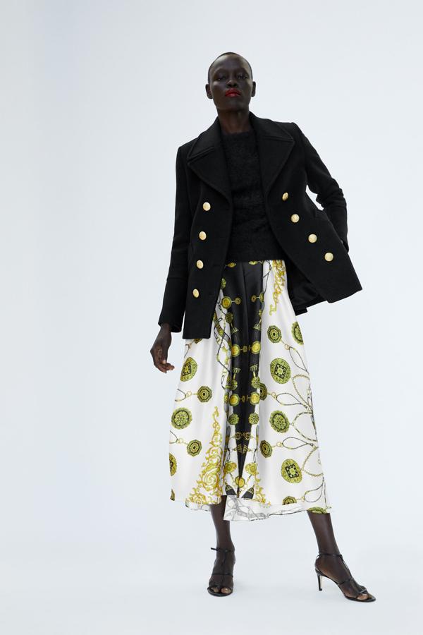 Para ir a una fiesta o a una boda, con sudadera... pero también para ir a la oficina. Combina el vestido pañuelo de Zara (49.95 euros) con un suéter de cuello vuelto para que quede como una falda... et voilà!