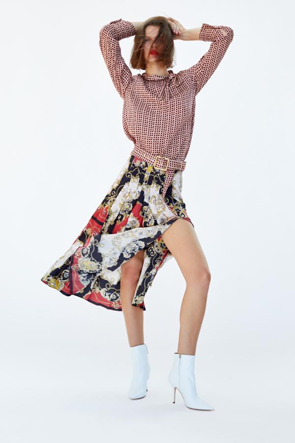 Eso sí, nunca nos la hubiéramos imaginado con un 'mix de estampados' tan arriesgado como este que, sin embargo, nos tiene fascinadas...