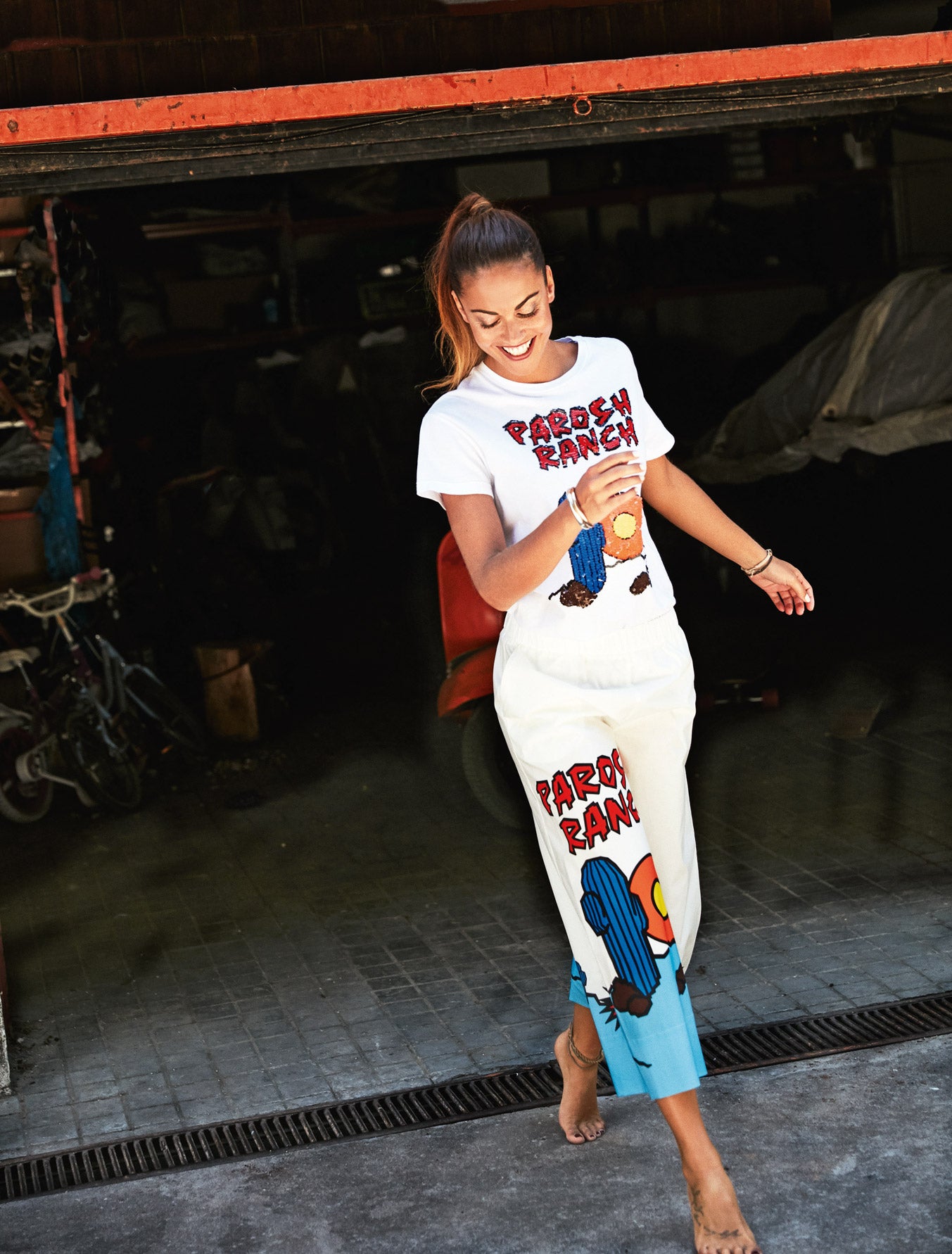 Camiseta y pantalón estampados de P.a.r.o.s.h y pulseras de Luxenter.