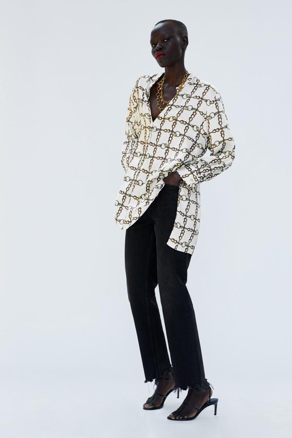 Estamos seguras de que si buscas en las fotos de tu madre de finales de los 80 y principios de los 90, encontrarás algún look con una camisa como esta de la nueva colección de Zara (29.95 euros).