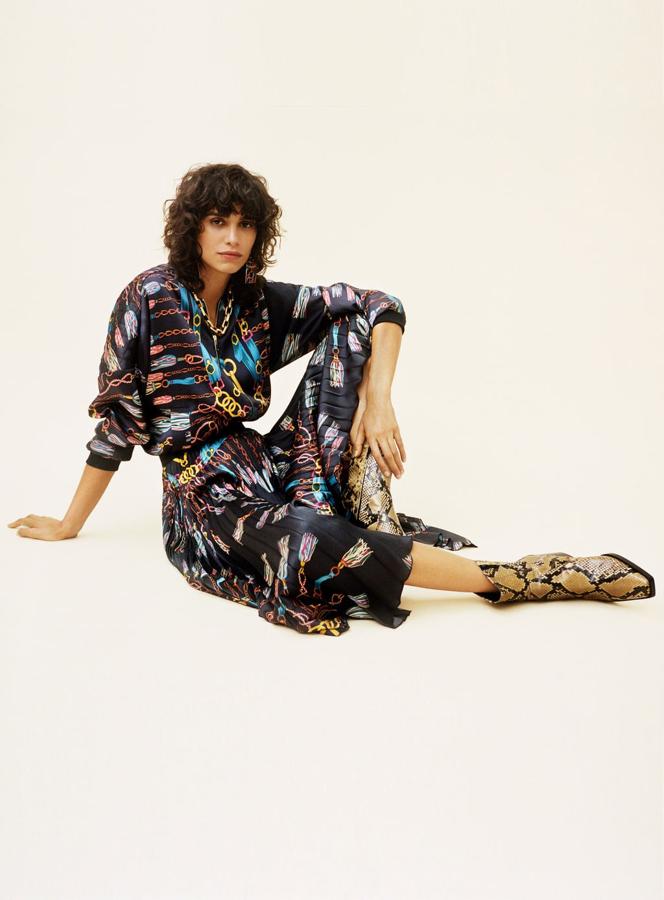 Nos encanta este dos piezas que coordina bómber (39.95 euros) y falda midi plisada (39.95 euros) de estampado pañuelo con unos atrevidos botines tipo 'cowboy' efecto piel de serpiente.